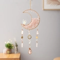 Atrapasol de luna bohemio con piedras naturales rosas y cristales en la pared - Iceberg de Media Luna Rosa