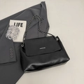 Borsa a spalla in pelle nera con catena argentata e capiente scomparto per uso quotidiano - Nero