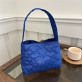 Elegante bolso bandolera azul klein con acolchado de corazón y asa suave - Azul