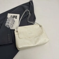 Borsa tote chic in pelle beige morbida con tracolla a catena e dettaglio testo - Bianco Sporco