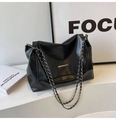 Detail von Silberkette und Metallverschluss an einer weichen schwarzen Hobo-Tasche - Schwarz