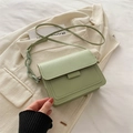 Elegante borsa a tracolla verde menta con catena in resina e sottile tracolla in pelle - Verde