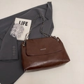 Borsa a tracolla in pelle marrone scuro con catena e stampa bianca Fashion Bags trapezio - caffè