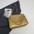 Elegante borsa tote in pelle morbida dorata con tracolla a catena e patta - Oro