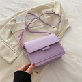 Borsa a tracolla quadrata minimalista viola lavanda con catena su lino bianco - Viola