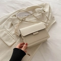 Borsa a tracolla minimalista bianco crema con catena decorativa in pelle sintetica fine - Bianco