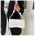 Détail du sac à main blanc élégant avec logo Miss mini doré et finitions métalliques dorées - Blanc