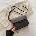 Mini borsa a tracolla marrone scuro con catena alla moda su una giacca elegante - Marrone