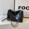 Minimalistische schwarze PU-Leder Schultertasche mit Silberkette und Metallsteg-Detail - Schwarz