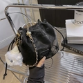 Bolso saco negro de moda con cordón, correa de cadena y colgante de oso de peluche - Con Colgante / Negro