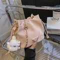 Bolso de hombro tipo cubo de terciopelo rosa con cadena dorada y colgante de peluche - Con Colgante / Rosa