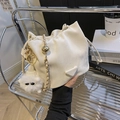 Bolso cubo blanco elegante con cadena dorada y colgante de peluche en estante - Con Colgante / Blanco
