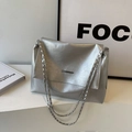 Silberne Schultertasche aus Metallic-Leder mit Kettenriemen und Metallschnalle - Silber