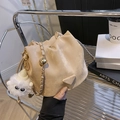 Bolso cubo beige con cadena dorada, bola metálica acolchada y colgante de peluche - Con Colgante / Caqui