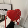 Moderne rode hartvormige crossbodytas met zilveren klinknagels en metalen ringen - Rood