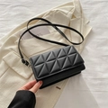Sac bandoulière noir minimaliste avec matelassage triangulaire et ferrures en métal argenté - Noir