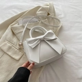 Weiße Beuteltasche mit großer Schleife und goldener Hardware zum Umhängen - Weiß