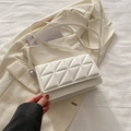 Petit sac carré blanc minimaliste avec coutures géométriques en triangle et bandoulière - Blanc