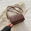 Petit sac à bandoulière en similicuir marron foncé avec motif à losanges matelassés - Marron