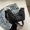 Bolso bandolera minimalista de nailon negro en forma de media luna con cremalleras - Negro