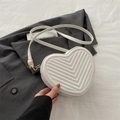 Elegante bolso bandolera blanco en forma de corazón con acolchado chevron y oro - Blanco