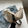 Bolso de hombro media luna blanco crema minimalista con cremallera negra - Blanco Roto
