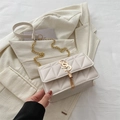Borsa quadrata trapuntata beige con catena dorata e chiusura con nappa - Bianco