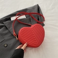 Bolso bandolera minimalista rojo en forma de corazón con costuras en V y herrajes dorados - Rojo