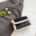 Borsa retrò in pelle nera con bordo in pile bianco e tracolla a catena intrecciata - Nero