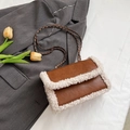Borsa a tracolla in pelle marrone con finiture in pelliccia sintetica bianca e catena - Marrone