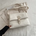 Minimalistische beige Umhängetasche mit verstellbarem Riemen und goldener Schnalle - Weiß