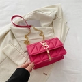 Sac bandoulière matelassé fuchsia avec boucle dorée SS et détails de glands - Rose rosé