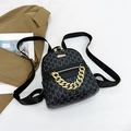 Mini Rucksack in Schwarz mit M-Print und dekorativer klobiger goldener Kette - Schwarz