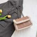 Borsa a tracolla in pelle marrone con bordo in ecopelliccia bianca e catena d'oro - Nudo