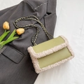 Borsa a tracolla verde chiaro in stile vintage con bordo in pile e catena in metallo - verde chiaro