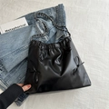Schwarze Kordelzug-Beuteltasche mit Lederschleifen und Vintage-Silberkette - Schwarz