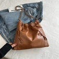 Braune PU-Beuteltasche mit Schleifenverzierung und silberner Gliederkette - Braun