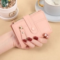 Vista de detalle de cartera corta de cuero rosa con bolsillo de cremallera y herrajes - Rosa