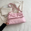 Hellrosa Schultertasche aus Kunstleder mit dekorativen Schleifen und silbernem Text - Rosa