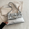 Schicke silberne Umhängetasche mit Metallic-Finish und eleganten Schleifenakzenten - Silber