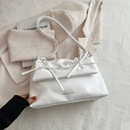 Schicke weiße PU-Leder Achseltasche mit dekorativen Schleifen und Modeschrift - Weiß