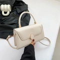 Minimalistische beige crossbody handtas met gouden details en ovale gesp - Broken Wit