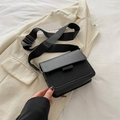 Borsa a tracolla quadrata in pelle nera minimalista con ampia tracolla in nylon - Nero