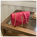Détail du sac matelassé rose fuchsia avec ferrures dorées SS et pompon en métal - Rose rosé