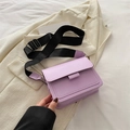 Borsa quadrata viola lavanda con tracolla larga nera e finitura in pelle opaca - Viola