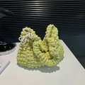 Borsa a secchiello gialla minimalista con texture a bolle e dettaglio di nodo laterale - Giallo