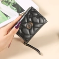 Schwarze gesteppte Lederbrieftasche mit Goldlogo, Reißverschluss und Handschlaufe - Schwarz