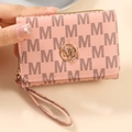 Damen-Brieftasche in Rosa mit M-Buchstaben-Print und goldenem Logo-Detail - Rosa
