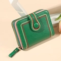 Portafoglio corto in pelle verde da donna con ricami rossi e cerniera dorata - Verde