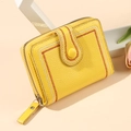 Portafoglio corto in pelle gialla da donna con cuciture a onda e zip integrata - Giallo